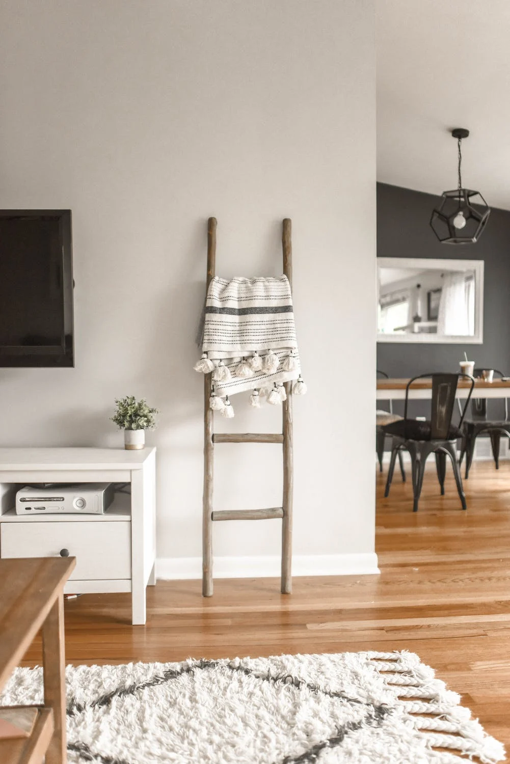 Met deze tips laat je je woonkamer groter lijken met de juiste verfkleur