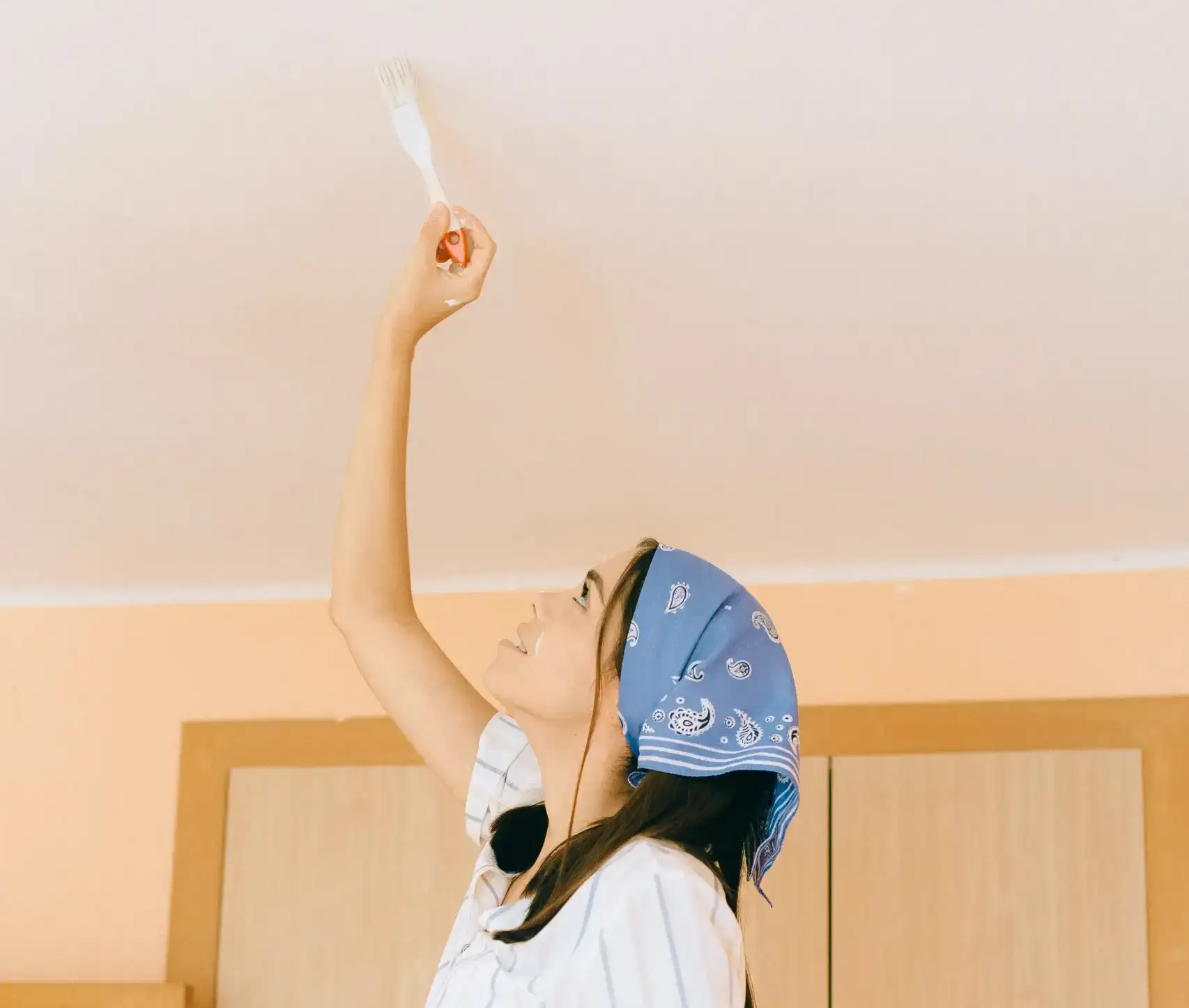 4 tips voor het schilderen van plafonds zonder kliederen